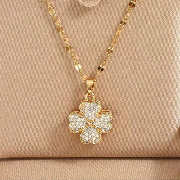 Jewelry - Elegant Gold Flower Pendant Necklace